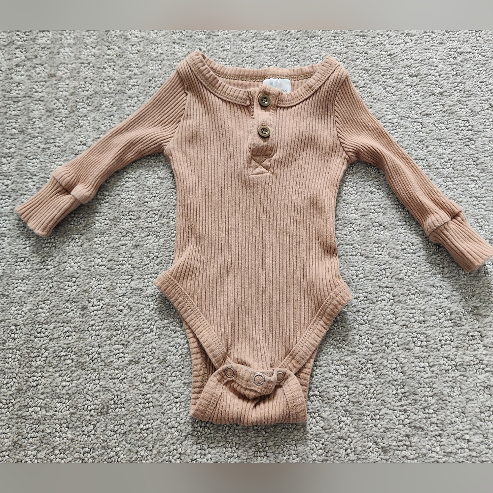 Little one shop baby boy baby girl ribbed beige tan onesie size 3 months